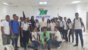 Estudiantes de los centros Nido de Amor y Politecnico Rural Ozama visitaron las instalaciones de MERCADOM