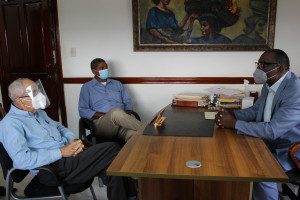 Administrador General de MERCADOM visita ayuntamiento de los Alcarrizos
